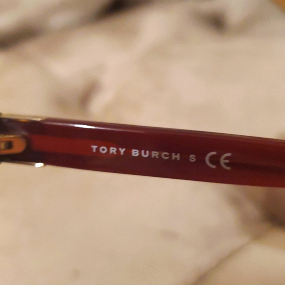 Tory Burch Stylish Tortoise Shell Sunglasses With Gold Logo - Picture 2 of 7
